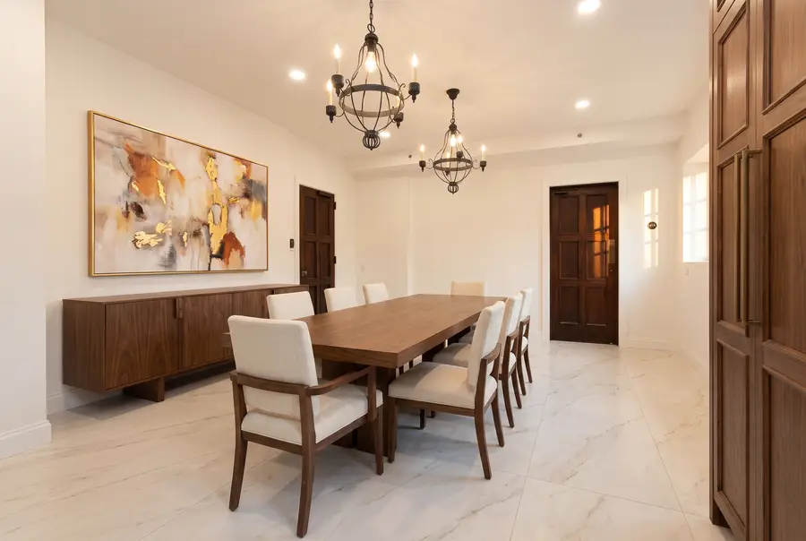 Dining room with large-format marble-look floor slabs and chandeliers